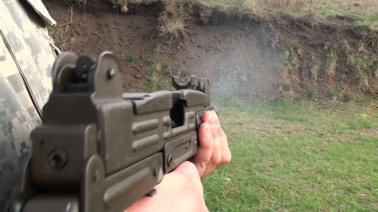 Shooting UZI (IMI UZI Submachine Gun - 9mm Luger)