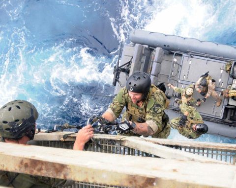 US Navy SEALs boarding ship