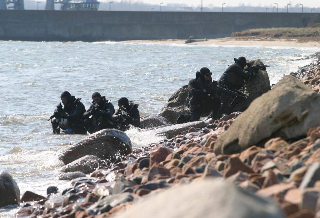 Kommando Spezialkräfte Marine (KSM): German combat swimmer secure a beach during an exercise at Eckernfoerde