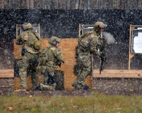 Green berets conduct training at shooting range