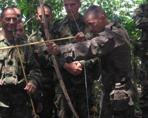 Bow and arrow in modern warfare