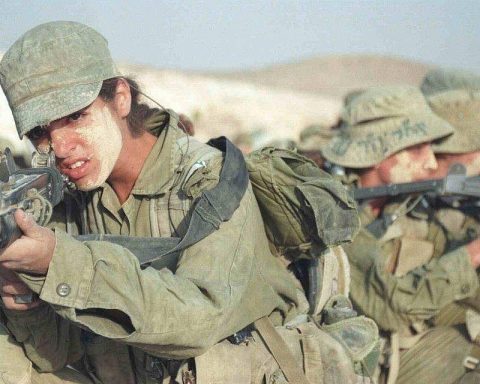 IDF soldiers aiming Uzi submachine gun