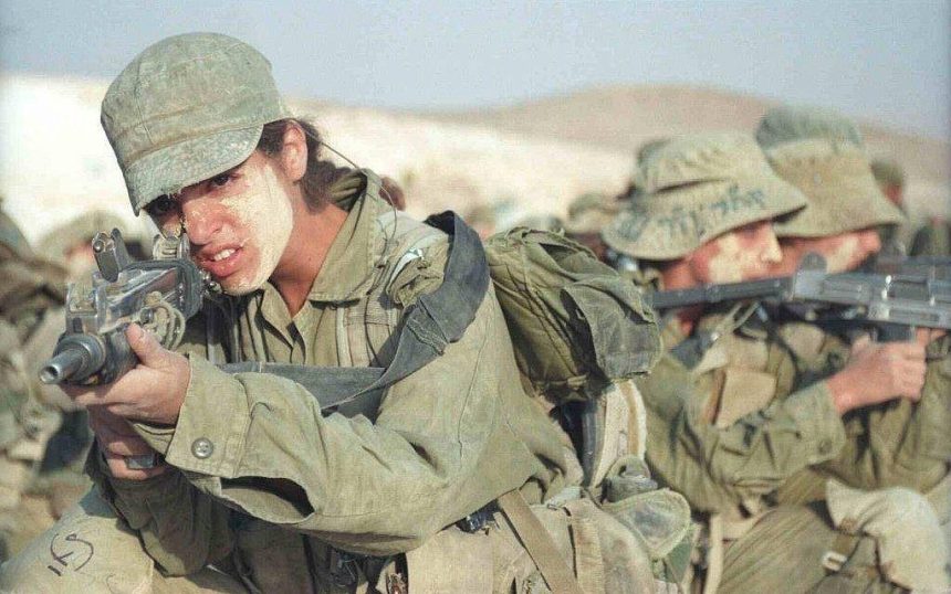 IDF soldiers aiming Uzi submachine gun