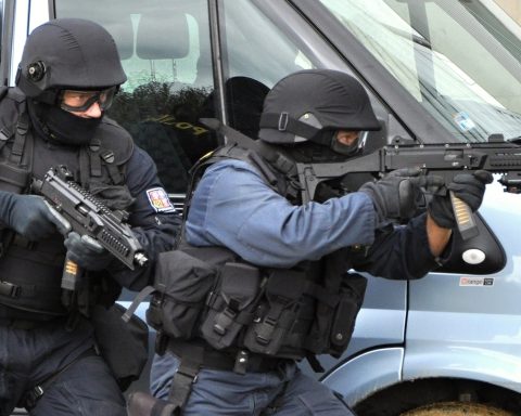 Police officers with CZ Scorpion EVO 3 submachine guns