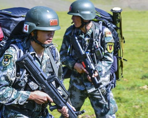 Two PLAGF soldiers with their QBZ-95s march