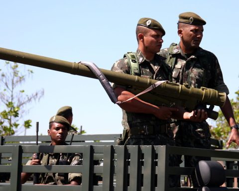 Three French Foreign Legion soldiers posing with a 9K38 Igla (SA-18 Grouse) MANPADS launcher during field operations