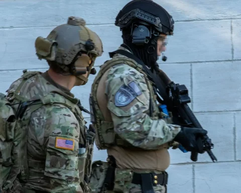 The operator from the SIPA SSU stands alongside his colleague from the US Special Forces