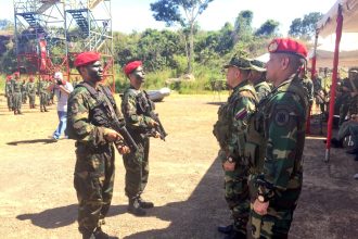 Venezuelan soldiers armed with CF-05 submachine gun