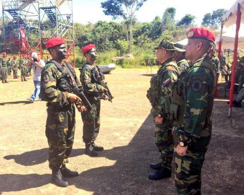 Venezuelan soldiers armed with CF-05 submachine gun