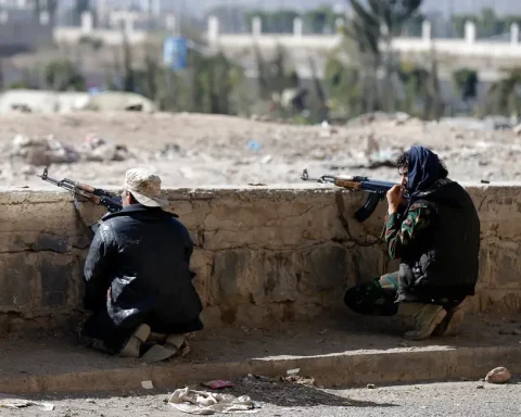 Houthi rebels attaciking presidential palace in Sana, Yemen